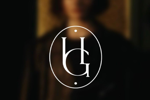 Rebranding para la productora audiovisual Hermanos Gutier, mostrando la nueva identidad visual de la marca.