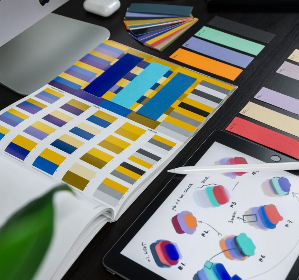Paleta de colores puesta en una mesa