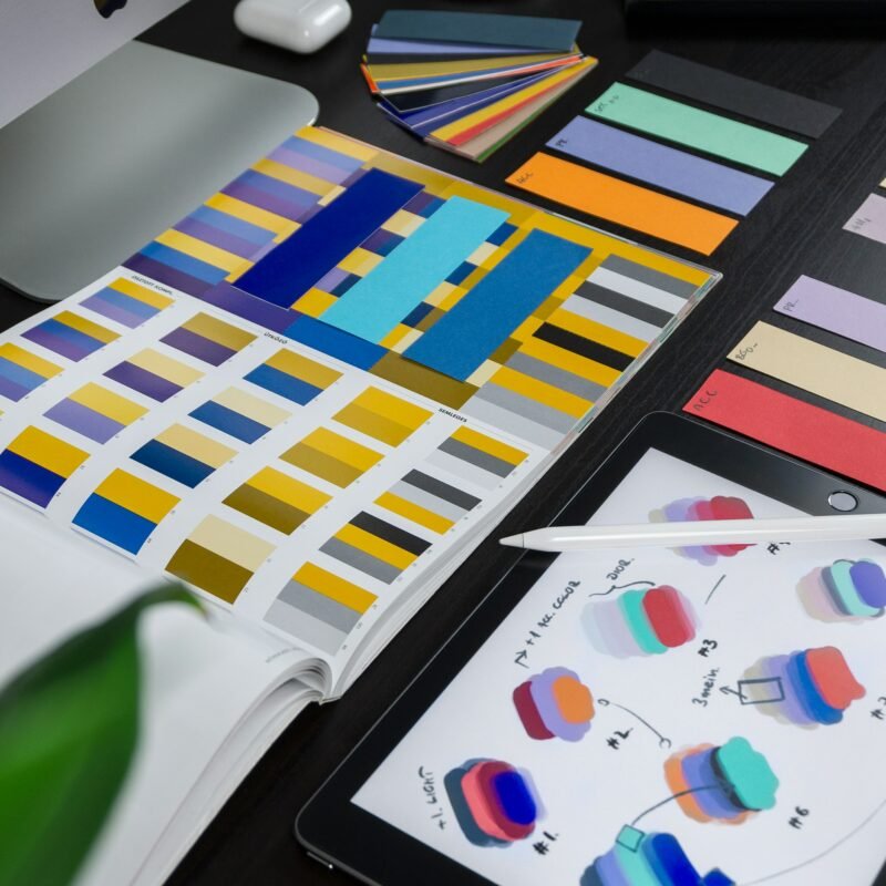 Paleta de colores puesta en una mesa