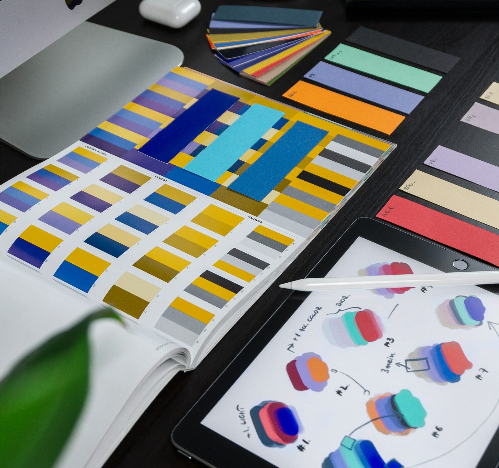 Paleta de colores puesta en una mesa